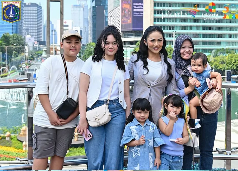 Mengisi Waktu Liburan, Krisdayanti Ajak Anak dan Cucu Naik MRT (@disparekrafdki)