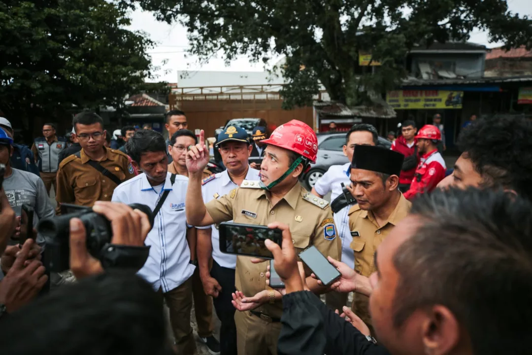 Wakil Wali Kota Bandung Erwin Saat meninjau kabel semwrawut di Jalan Kiaracondong, Selasa 15 April 2025