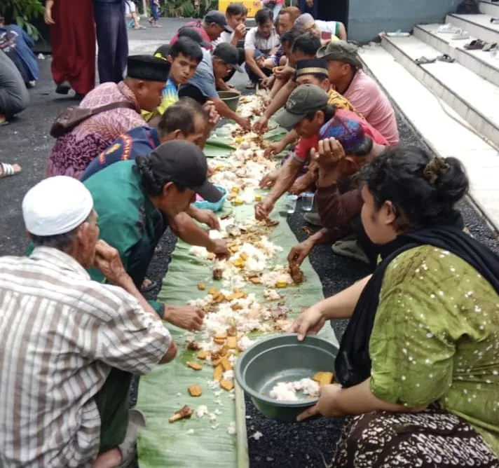 Warga Desa Pasirmunjul Syukuran Usai Jalan Kampung Di-hotmix Setelah Lima Tahun Rusak