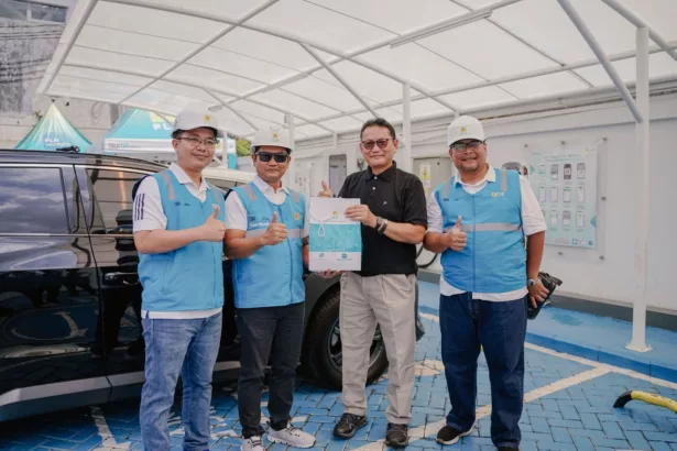 General Manager PLN UID Jabar Pastikan Keandalan Listrik dan Kesiapan SPKLU Selama Arus Balik Ramadan 2025 di Wilayah Kerja PLN UP3 Bandung.