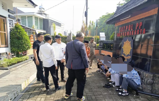 Pelajar di Purwakarta Terjaring Satpol PP Saat Nongkrong di Jam Sekolah