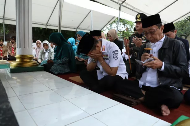 Ziarah Makam Mantan Bupati di Hari Jadi ke 384 Kabupaten Bandung