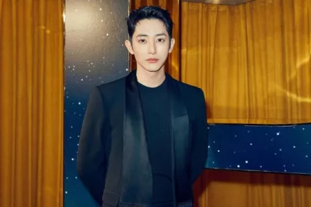 Aktor Lee Soo Hyuk Pamer Persahabatan dengan G-Dragon Aktor Lee Soo Hyuk bersahabat dengan G-Dragon