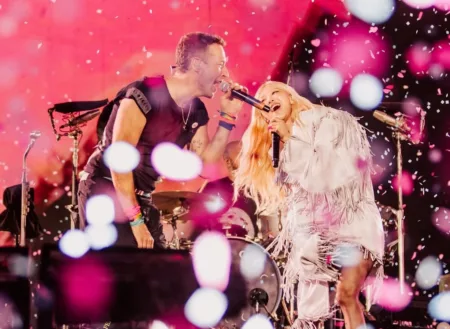 Coldplay Hadirkan Rose BLACKPINK Di Atas Panggung Coldplay Hadirkan Rose BLACKPINK Di Atas Panggung (@coldplay)