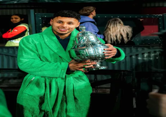 Dean James teriakkan "Shout Out Indonesia" saat parade juara KNVB Cup 2025 bersama Go Ahead Eagles
