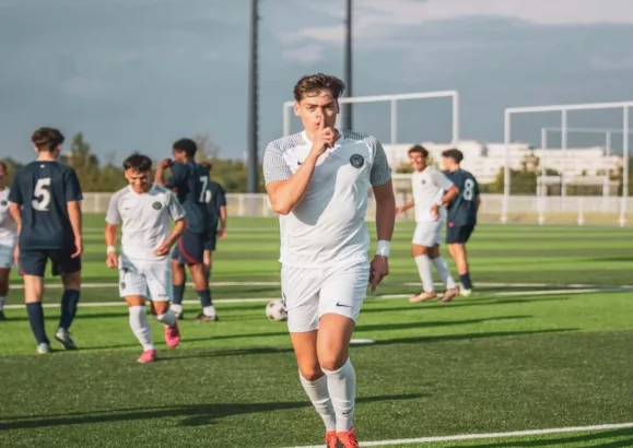 Bek jangkung berdarah Indonesia, Demyan Oosterhuis, resmi gabung FC Dordrecht