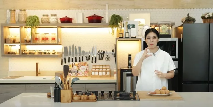 Devina Hermawan bagikan resep Bakso Goreng Ayam Udang