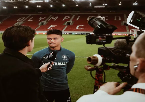 Mees Hilgers dikabarkan bakal dijual FC Twente pada akhir musim 2025