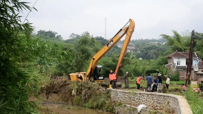 Penanganan banjir yang kerap terjadi di Kecamatan Cimanggung