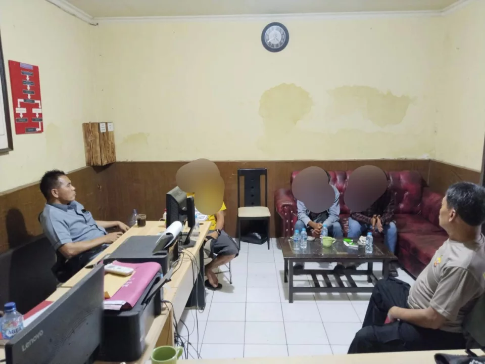 Anggota Polsek Campaka melakukan pembinaan terhadap 3 orang juru parkir yang kerap minta uang kepada pengendara yang melintas di Pasar Minggu