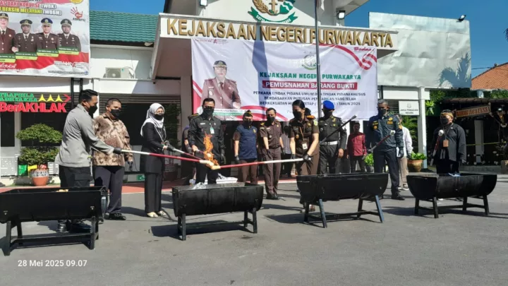 Kejari Kabupaten Purwakarta memusnahkan puluhan barang bukti dari berbagai perkara pidana