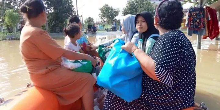 Warga Karawang yang Terdampak Banjjir di Evakuasi dengan Perahu Karet