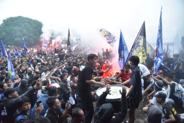 Bobotoh Kuningan Merayakan Persib Juara Di Pandapa Paramartha
