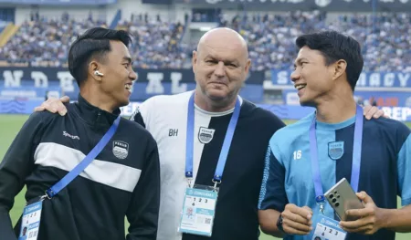 Geram Dengan Performa Wasit di Lapangan, Bojan Hodak Pastikan Persib Layangkan Protes