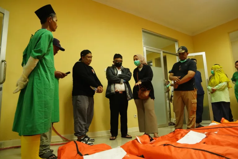 Bupati dan Wakil Bupati Garut Meninjau Lokasi Penyimpanan Jenazah Korban Ledkan Amunisi Tak Layak Pakai