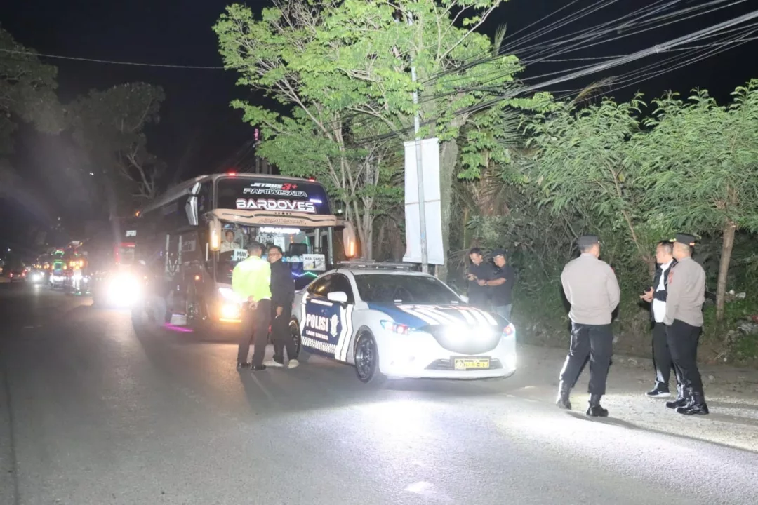 Buruh Asal Garut Berangkat ke Monas dengan Dikawal Polisi