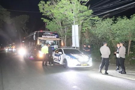 Buruh Asal Garut Berangkat ke Monas dengan Dikawal Polisi