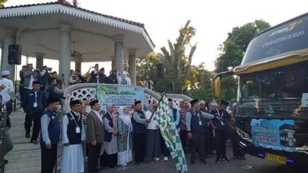 Sebanyak 293 jemaah calon haji tergabung dalam kloter 60, didampingi oleh 7 orang petugas haji diberangkatkan