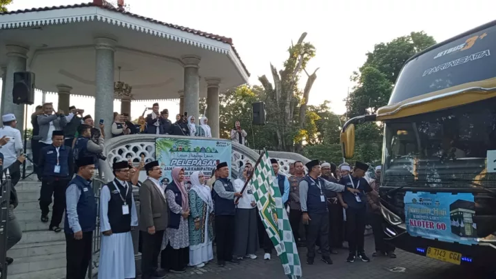 Sebanyak 293 jemaah calon haji tergabung dalam kloter 60, didampingi oleh 7 orang petugas haji diberangkatkan