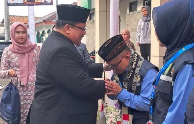 Sebanyak 271 jemaah calon haji asal Kabupaten Karawang diberangkatkan dalam kloter JKS 59