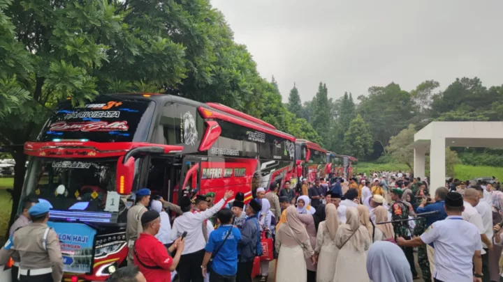 Bupati Kuningan Lepas Kloter Terakhir Jemaah Haji Menuju Tanah Suci Pemerintah Kabupaten Kuningan resmi melepas kloter terakhir jemaah calon haji tahun 2025 yang berjumlah 124 orang