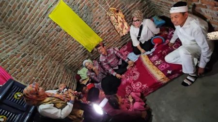 Gubernur Jabar Resmikan Listrik Gratis di Cirebon, Syaratnya Jadi Peserta KB