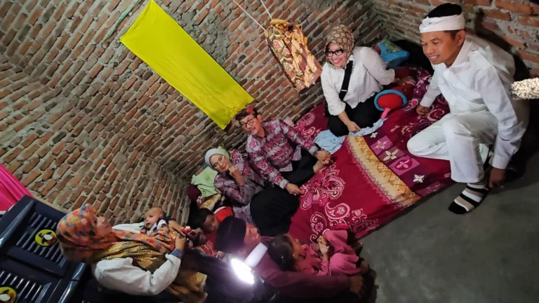 Gubernur Jabar Resmikan Listrik Gratis di Cirebon, Syaratnya Jadi Peserta KB