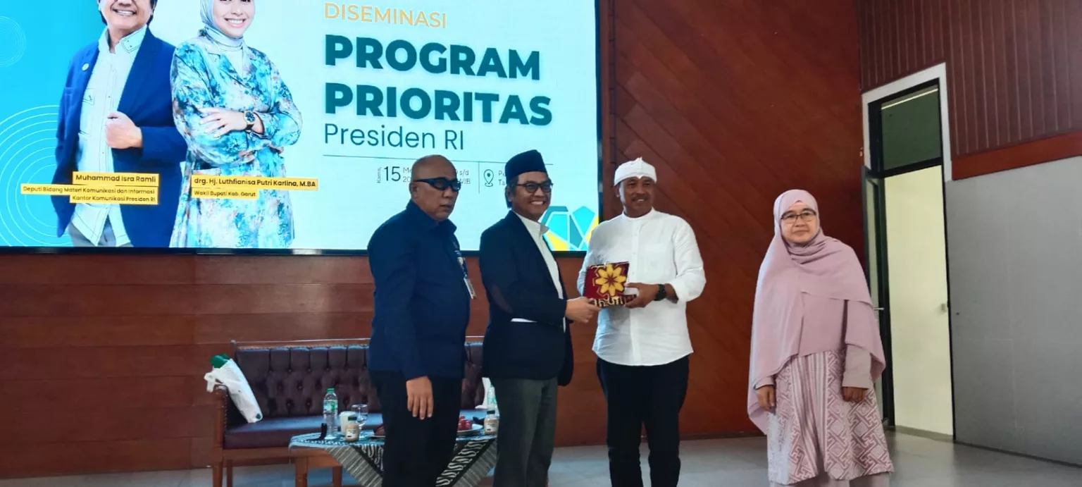 Deputi Komunikasi Presiden RI Sosialisasikan Program Prioritas Prabowo ke Santri Garut