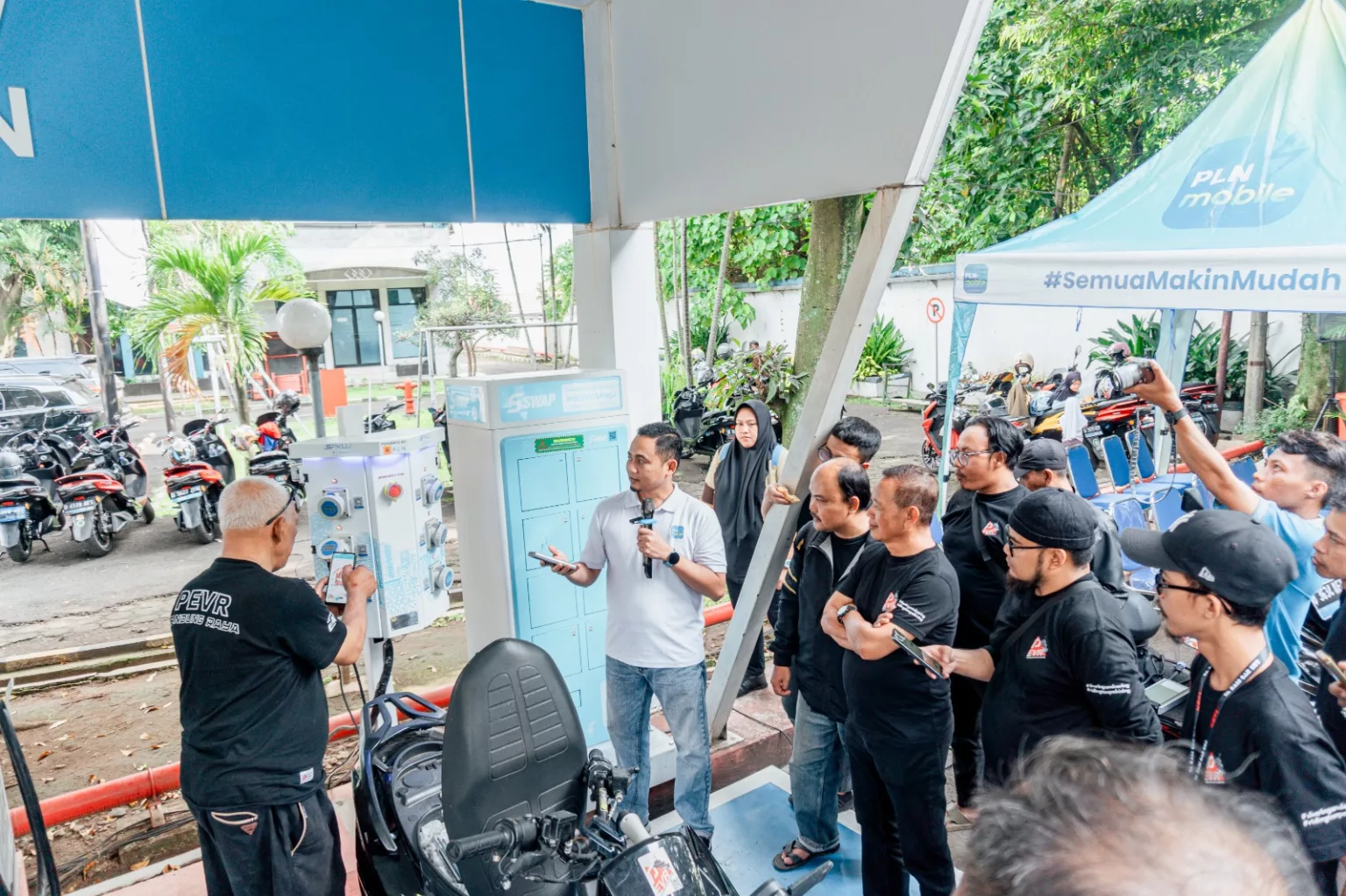PLN UP3 Bandung Laksanakan Sosialisasi Kendaraan Listrik Dalam Acara Family Riding Komunitas Polytron Electric Vehicle Rider (PEVR) Bandung Raya.
