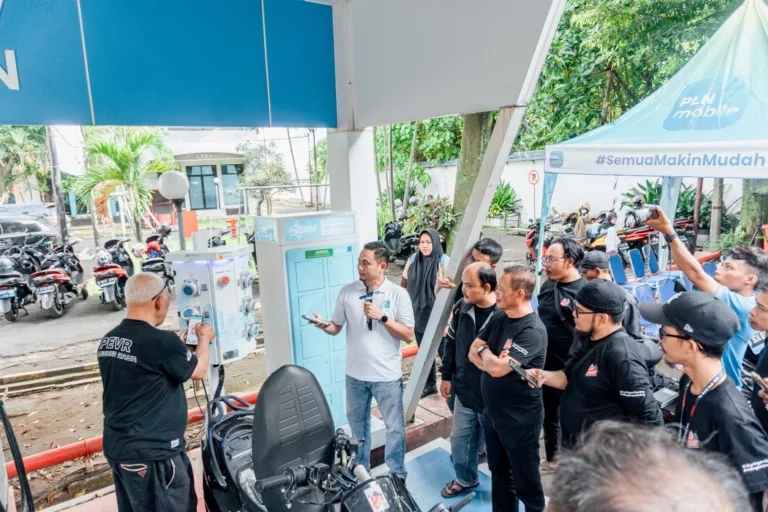 PLN UP3 Bandung Laksanakan Sosialisasi Kendaraan Listrik Dalam Acara Family Riding Komunitas Polytron Electric Vehicle Rider (PEVR) Bandung Raya.