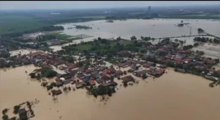 Bupati Karawang Siapkan Solusi Jangka Panjang Atasi Banjir di Karangligar