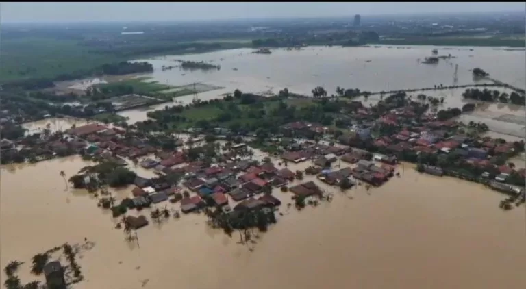 Bupati Karawang Siapkan Solusi Jangka Panjang Atasi Banjir di Karangligar