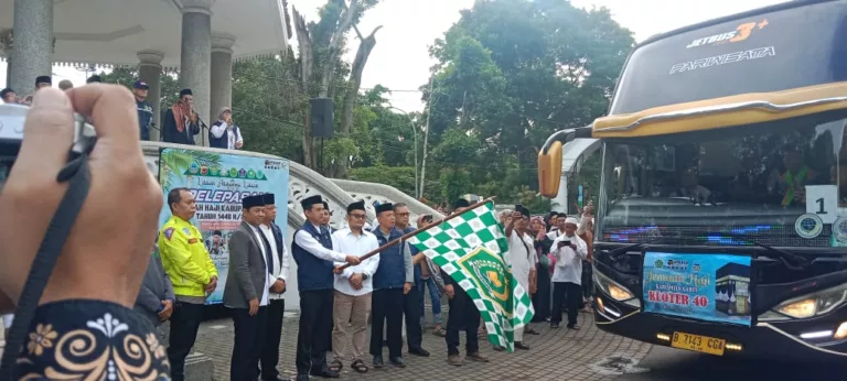 Pelepasan Kloter 40 Calon Haji Garut 2025, Suasana Haru Warnai Keberangkatan ke Tanah Suci