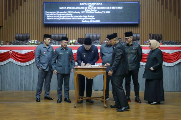 DPRD Kota Bandung Sahkan Dua Raperda Strategis dan Sampaikan Rekomendasi LKPJ 2024