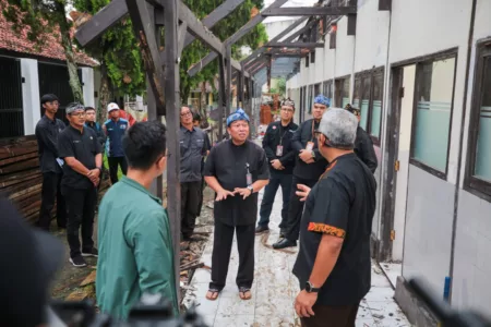 Muhammad Farhan saat meninjau SLBN A Pajajaran