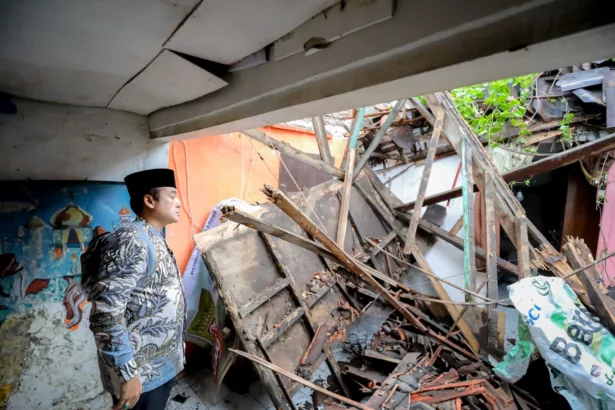 Wakil Wali kota Bandung Erwin saat meninjau rumah roboh