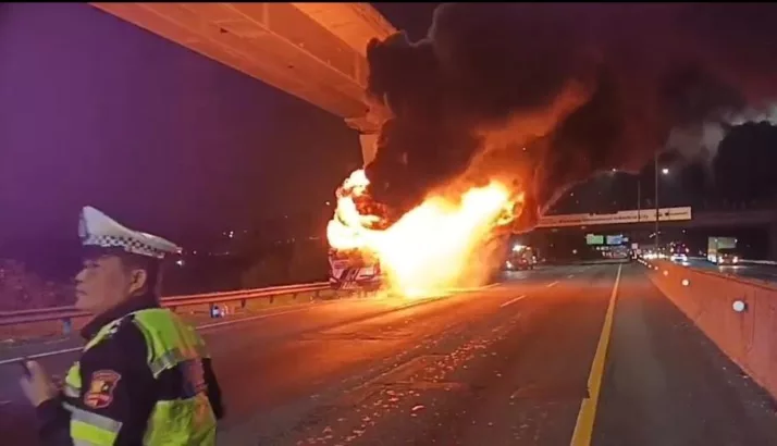 Bus Pengangkut Siswa SDIT Kebayoran Lama Ludes Terbakar di KM 47 Karawang