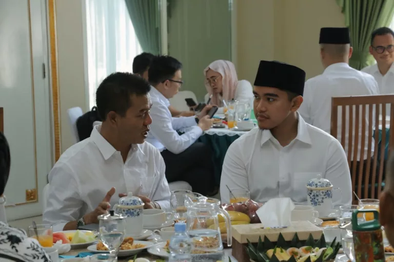 Ketua Umum Partai Solidaritas Indonesia (PSI), Kaesang Pangarep Sambangi BUpati Bandung Dadang Supriatna