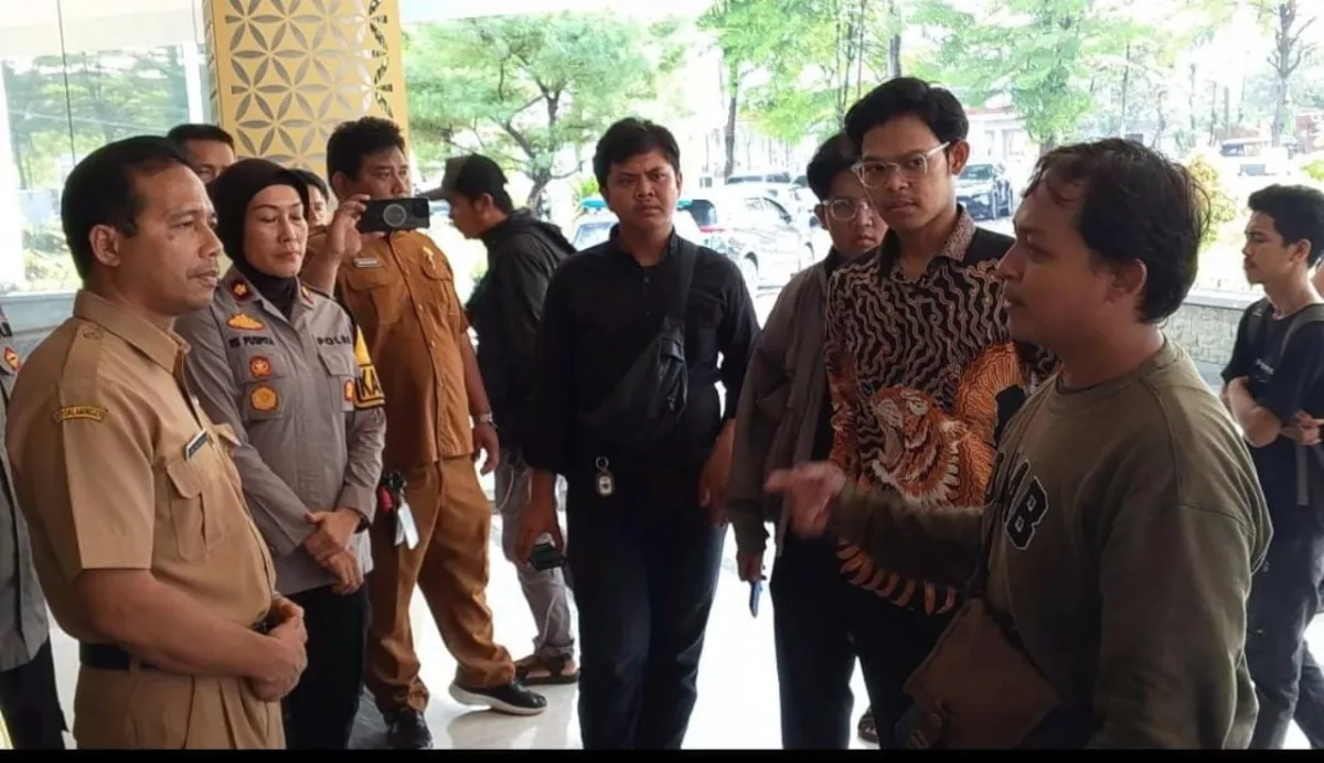 Edwin Septian (27), warga Desa Sukaharja, Kecamatan Telukjambe Timur, mendatangi RSUD Karawang untuk meminta penjelasan atas meninggalnya sang bayi. I