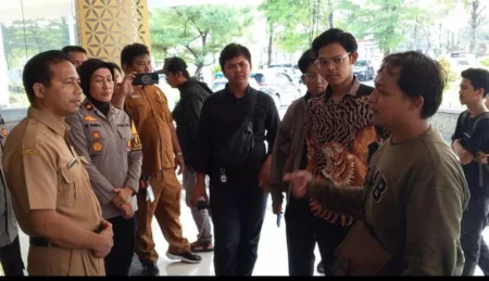 Edwin Septian (27), warga Desa Sukaharja, Kecamatan Telukjambe Timur, mendatangi RSUD Karawang untuk meminta penjelasan atas meninggalnya sang bayi. I