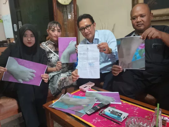 Ibu korban dengan kuasa hukum Dian Abadi