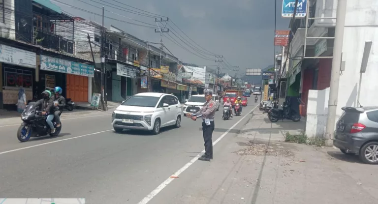 Polres Garut Proaktif Atasi Lonjakan Kendaraan dengan One Way Efektif