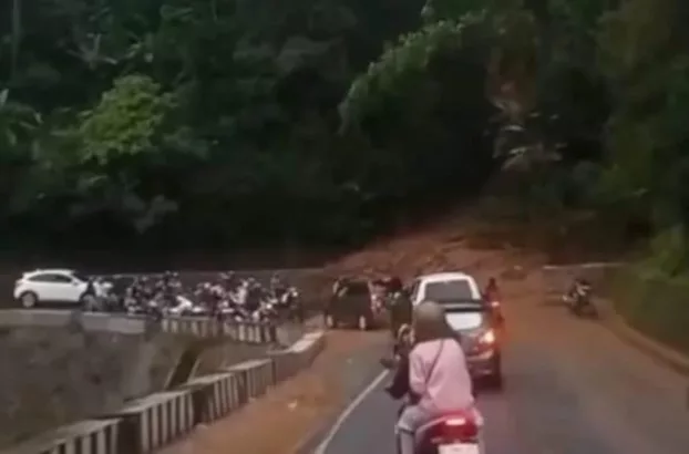 Longsor Cikijing Kembali Lumpuhkan Jalan Nasional