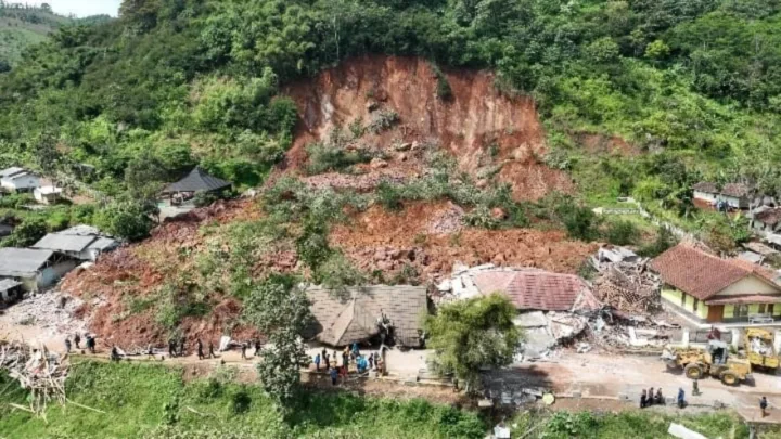 bencana longsor yang terjadi di Desa Nagreg Kendan, Kecamatan Nagreg, Kabupaten Bandung