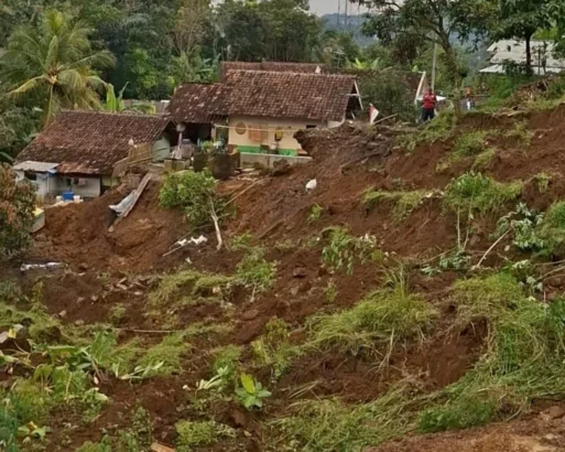 Longsor Putus Akses Jalan, Warga Dusun Sukaasih Dievakuasi ke GOR Desa Cisalak