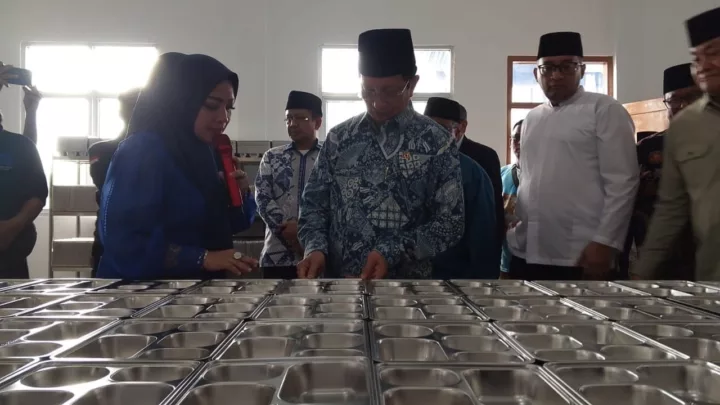 Menteri Agama Meninjau Dapur Makan Bergizi Gratis