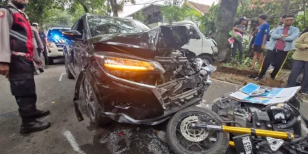 Mobil Seret Motor di Jalan Anggrek Bandung