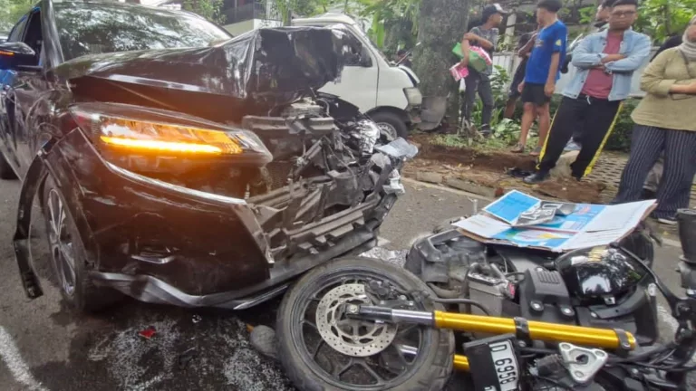 Motor Terseret Mobil di Bandung