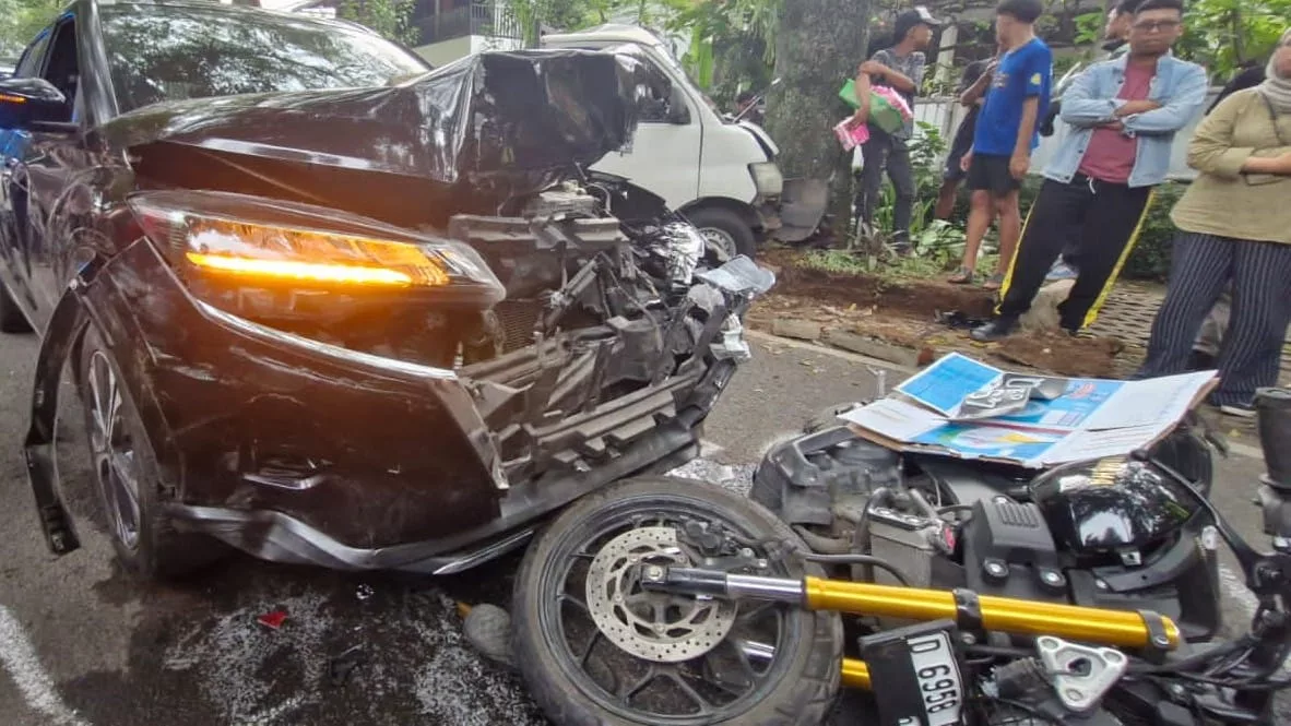 Motor Terseret Mobil di Bandung