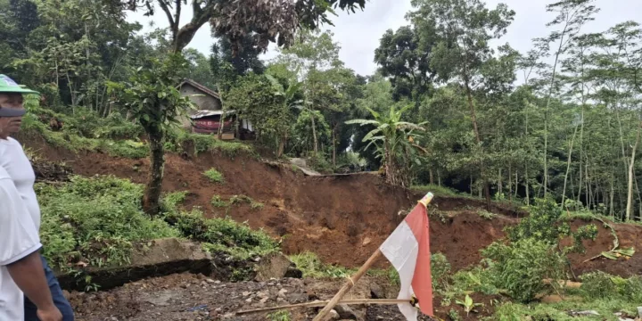 Pemkab Sumedang Umumkan Darurat Bencana Pasca Longsor di Desa Seukaasih